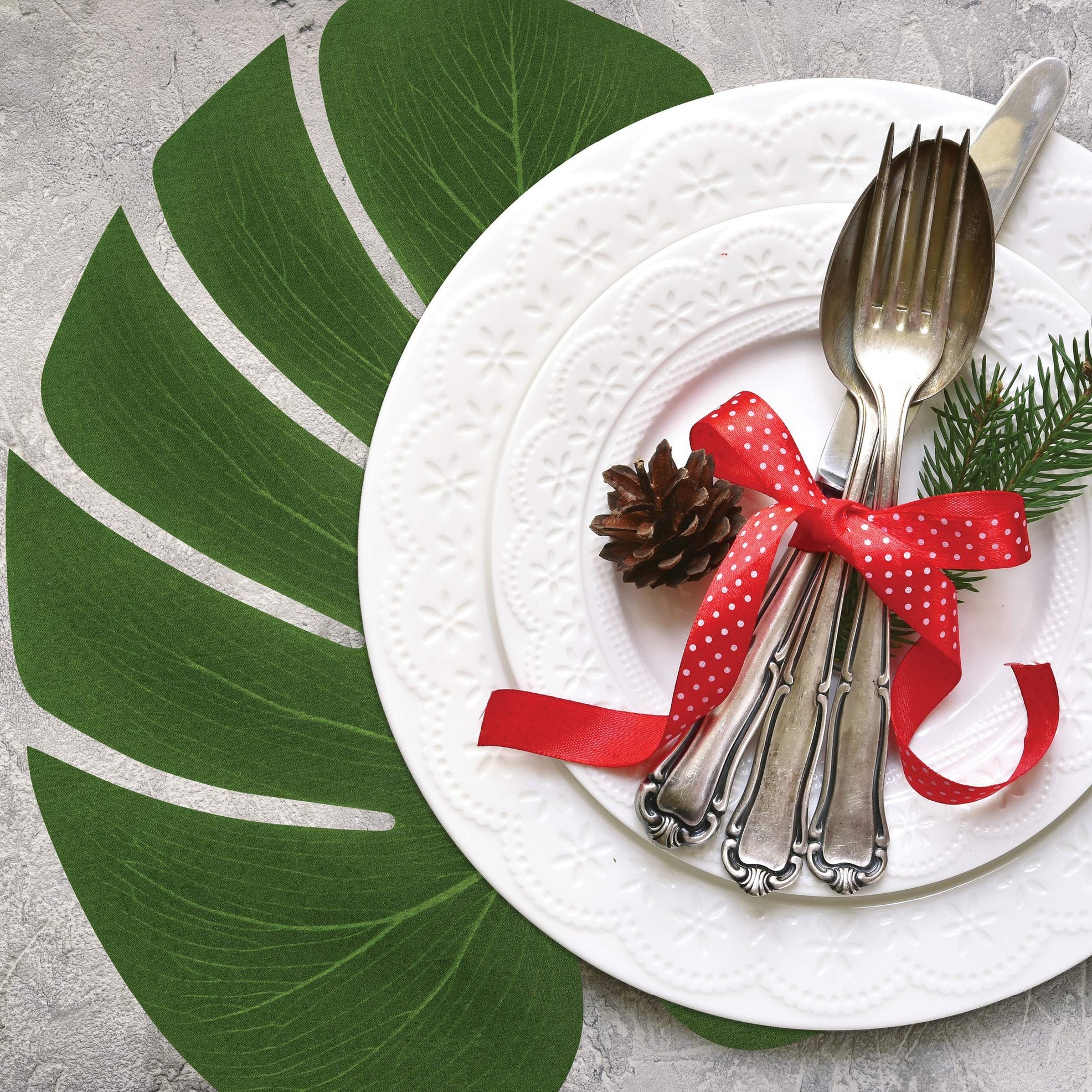 Prextex 30 Artificial Palm Leaves for Party Table Decoration, Imitation Tropical Leaf Placemats Table Runners or Greenery Décor for Events, Beach Theme or Jungle Party Supply (Large, 13.8 x 11.4 Inch)