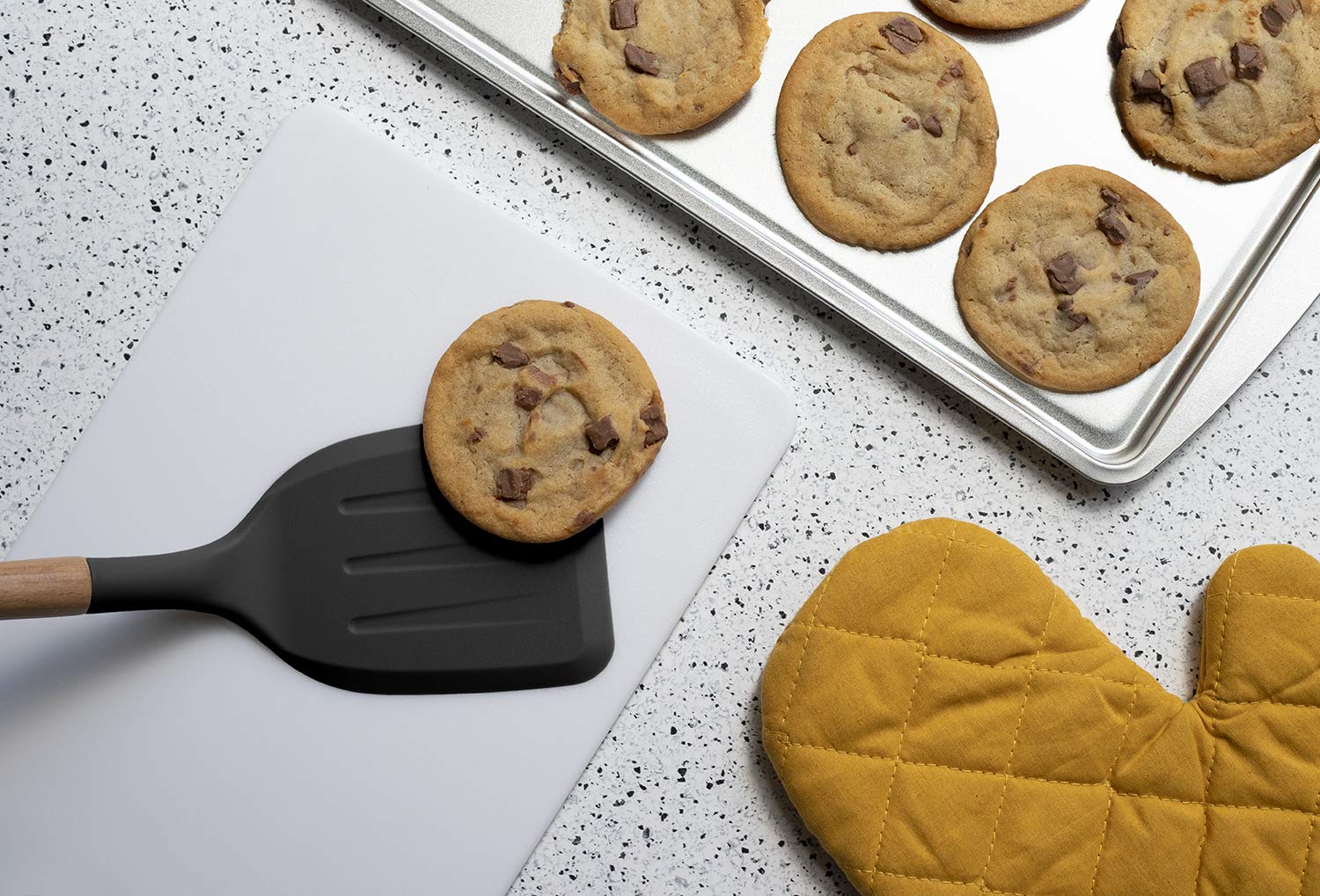 Country Kitchen 8 pc Non Stick Silicone Utensil Set with Rounded Wood Handles for Cooking and Baking  - Like New